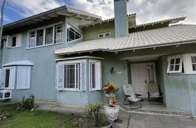 Sobrado imponente construído em dois terrenos – conforto e espaço para toda a família!