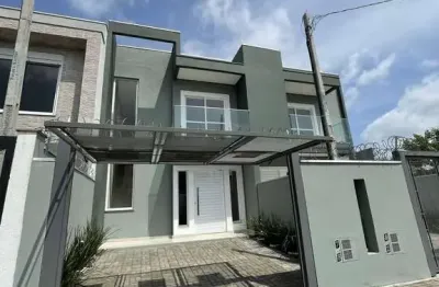 Sobrado com arquitetura moderna que encanta logo à primeira vista!