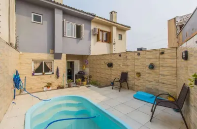Seu novo lar espera por você: casa de 2 suítes com piscina e localização privilegiada!