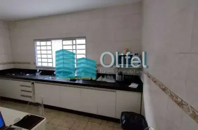 Casa assobradada com 03 dormitórios, sala de estar e jantar, cozinha ampla com armários planejados, 02 banheiros, garagem coberta para 02 veículos, lavanderia, quintal, canil,bairro aberto,  acesso rá