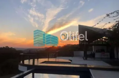 Casa à venda com 5 suítes em  condomínio de alto padrão na cidade de louveira.  lindo sobrado moderno e com fino acabamento, são 760m² de construção em um terreno de 1.890m², o andar superior oferece 