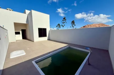 Linda casa com piscina sendo dois quartos com suite em areias de baixo, gov . celso ramos, proximo as praias