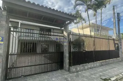 Casa grande com 5 dormitorios sendo 1 suite e 4 vagas de garagem no bairro sao vicente em itajai