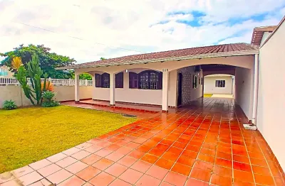 Casa na quadra do mar de 3 dormitórios no balneário ipacaraí em matinhos - pr