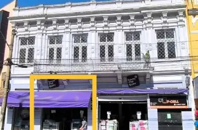 Grande loja 2 pavimentos na praça tiradentes de frente para a rua no centro. [540.001]