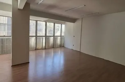 Loja e sobreloja na rua paula gomes, próximo a praça 19 de dezembro no centro. [970.001]