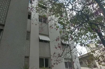 Lindo apartamento , 2 dorm , piso de madeira . Rua tranquilia e a 80 metros de comercios.