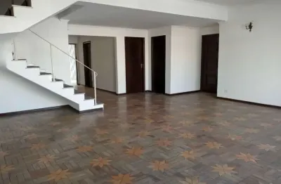 Maravilhoso sobrado!!! rua calma e larga!!   243 m² de área util.  4 dormitórios 2 suítes !!!!