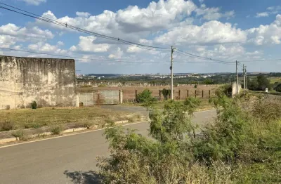 Terreno industrial (25.000 m²), com 650 m² de área construída, todo murado, topografia plana.