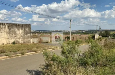 Terreno industrial (25.000 m²), com 650 m² de área construída, todo murado, topografia plana.