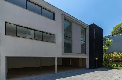 Casa em condomínio para venda com 4 quartos, sendo 4 suítes, 712m²