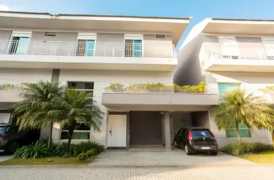 Elegância e tranquilidade casa com lareira em condomínio no jardim social