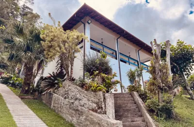 Casa Aconchegante com Amplo Terreno e Localização Privilegiada!