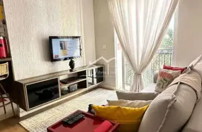 Excelente localização, com piscina, vaga coberta e área arborizada.