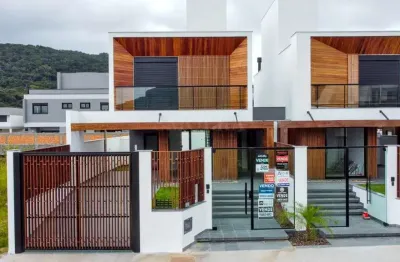 Casa em condomínio fechado com 3 quartos à venda na rodovia doutor antônio luiz moura gonzaga, rio tavares, florianópolis, 197 m2 por r$ 1.990.000