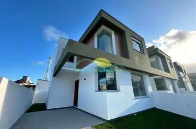 Casa de dois pavimentos, financiável, com 3 quartos, um deles suíte, a 450 metros da Praia dos Açor