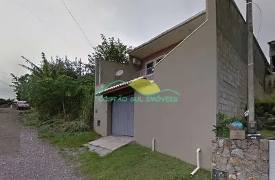 Confortável casa com dois quartos em terreno com duas frentes no rio tavares, florianópolis, sc