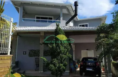 Edificação com 2 casas. interessante para residir e gerar renda, dista a 390 m da praia dos inglese