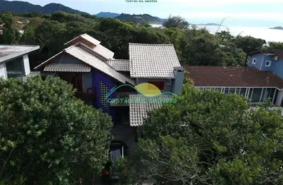 Casa de alvenaria de dois pavimentos com 210m², a 85 metros da praia da armação do pântano do sul -