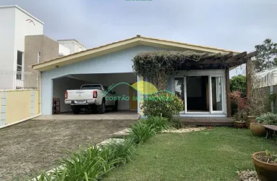 Casa de alvenaria térrea, financiável, com 3 quartos (1 suíte com closet)  a 260 metros da praia do