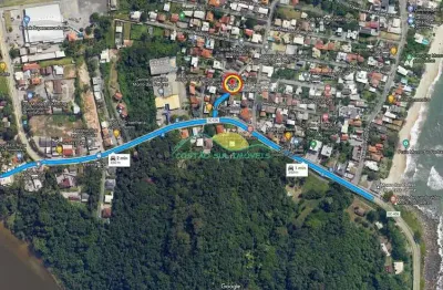 Terreno plano de 491,62m², com duas casas e em servidão sem saída, a 350 m da praia do morro das pe
