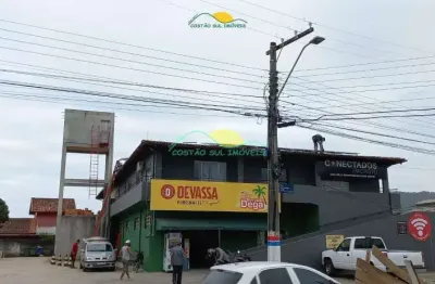 Prédio comercial na principal rua do bairro hoje há um mercado no térreo e uma igreja no piso super