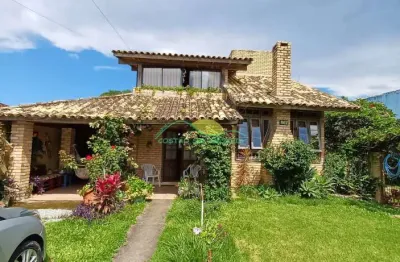 Casa de alvenaria, tijolos a vista, com 2 pavimentos e 218m², não financiável, no morro das pedras