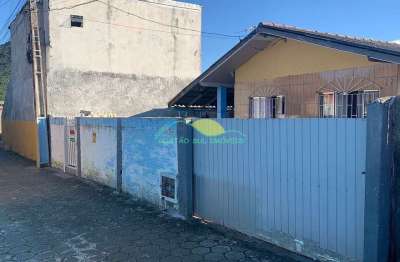 Casa de alvenaria de um quarto com 70m², edificada em terreno de 120m², sem escritura pública na ta