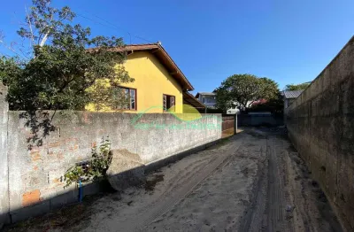 À venda: casa de 02 dormitórios com quintal privativo no  campeche, florianópolis, sc