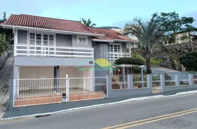 Aconchegante casa com 3 quartos (1 suíte) de 260m² a 30 metros da praia e com linda vista para o ma