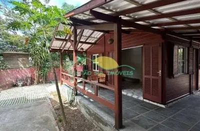 Locação anual: casa de madeira com quintal compartilhado, campeche, florianópolis, sc