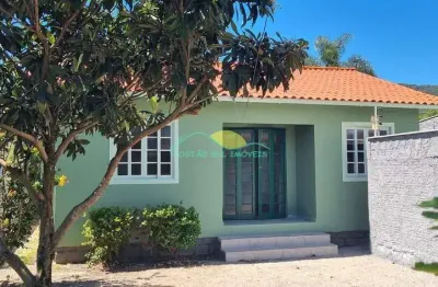 Aluguel - casa com 2 quartos, terreno todo murado, localizado em rua tranquila