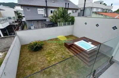 Casa de alto padrão de 230m² de área construída e 194m² de área útil, com 3 suítes no Campeche - Fl