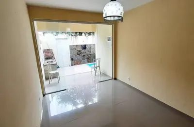 Ótima casa linear 4 qts (1suíte ) quintal e piscina no condominio alvorada