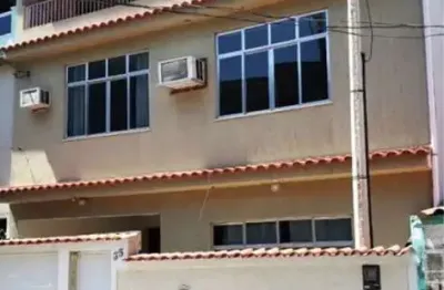 Ótima casa tríplex 3 qts e terraço coberto no camorim