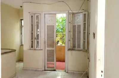 Boa casa tipo apto desocupada  varanda, salão, 3 qts na canindé