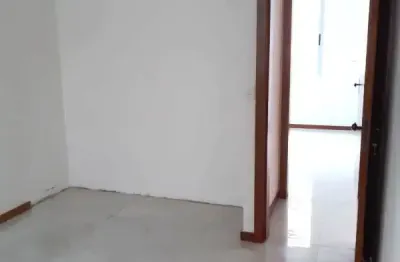 Ótimo apto desocupado 3 qts edificio berbert de castro em copacabana