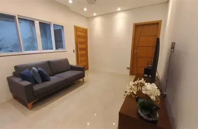 Casa de 2 dorm,  2 vagas, c/ piscina, 105 m² de área útil. bairro:  mirim.