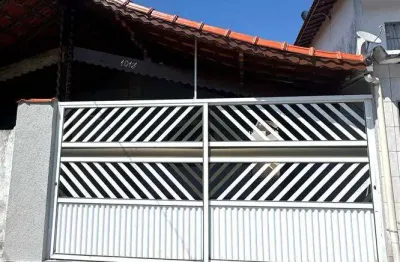 Casa c/ 2 dorm sendo 1 suíte, toda reformada, 70,50 m² de área útil. bairro: