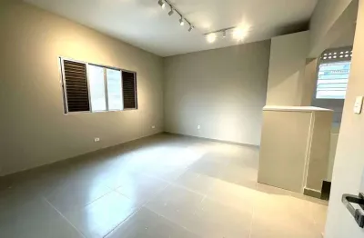 Kitão, com 29 m² de área útil, todo reformado. bairro: boqueirão.