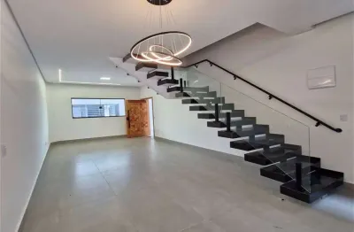 Sobrado c/ 3 dorm, sendo 3 suítes, 2 vagas, c/ piscina, 130 m² de área útil. bairro: forte.