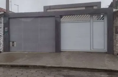 Casa isolada na praia grande,com piscina 2 quartos sendo 1 suite 3 garagem