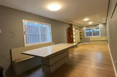 Sobrado de 03 dorms c/ 01 suíte, 220 m² de área útil, edícula + piscina. bairro: canto do forte.