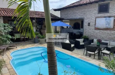 Casa com 3 quartos à venda na Rua Vitória Helena, Vila Capri, Araruama