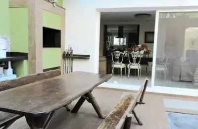 Excelente casa à venda na praia brava!! 5 dormitórios, garagem para 6 carros, 4 quadras do mar!!