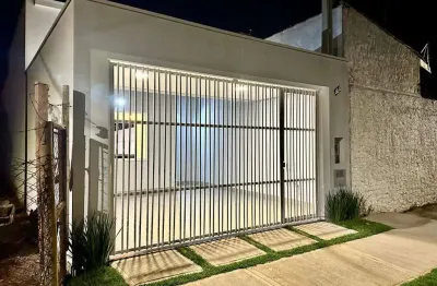 Linda nova e moderna casa à venda, aqui se vive super bem localizada, com otimo acabamento em indai