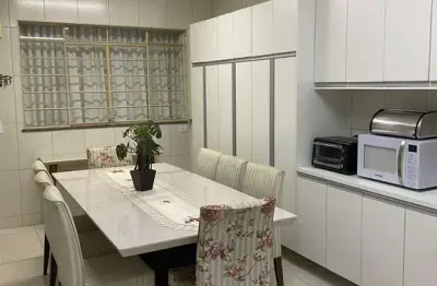 Casa à venda com quatro dormitórios, muito bem localizada no coração !!! perto de tudo!! centro, in