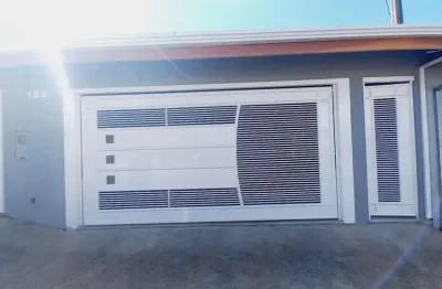 Linda casa à venda com excelente acabamento e muitos armários, dois dormitórios sendo uma suite  ja