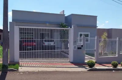 Casa à no bairro araras, chapecó. possui 03 quartos e espaço para piscina