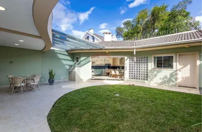 Casa mobiliada para locação com 287m², 4 quartos, sendo 2 suítes, 1 closet por r$ 9.800,00 em santa felicidade, curitiba/pr.